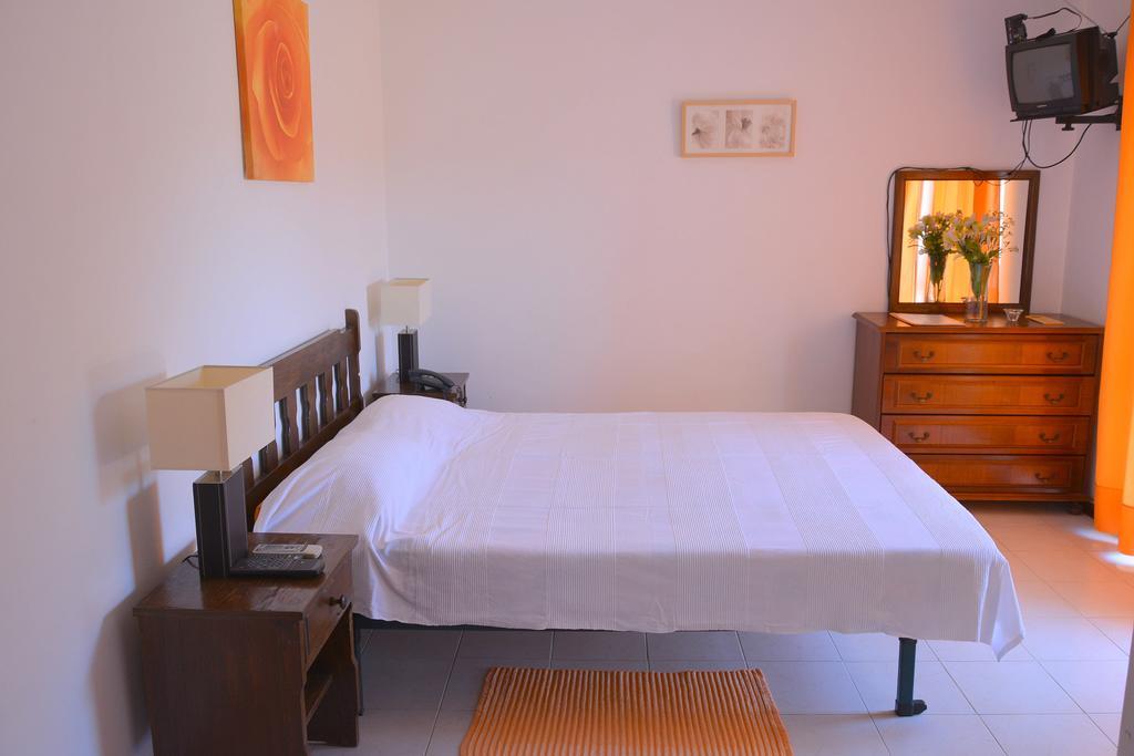 Villa Belinha - Guest House Quarteira Exterior photo